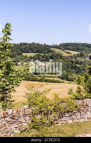 Das Cotswold Dorf Slad, Gloucestershire UK vom Swifts Hill aus gesehen Stockfoto