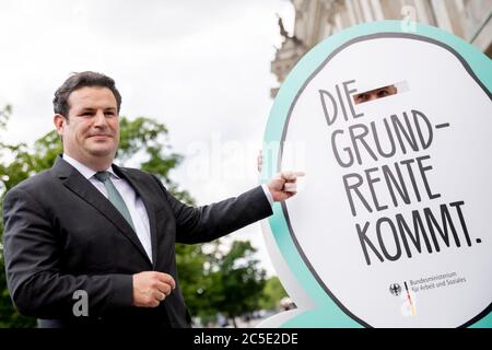 Berlin, Deutschland. Juli 2020. Der deutsche Arbeitsminister Hubertus Heil vor dem Bundestag. Quelle: Christoph Soeder/dpa/Alamy Live News Stockfoto