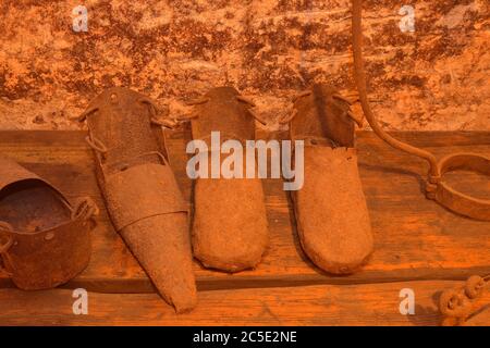 Stiefel für Folterzwecke. In erster Linie waren diese eisernen Stiefel Instrumente der öffentlichen Scham. Der Schuh wurde mit einer Glocke und Verbrechern geliefert Stockfoto