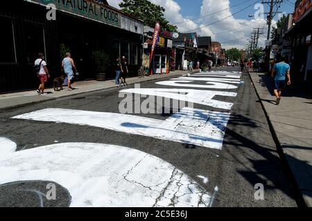 Kensington Market Area. Toronto Ontario Kanada. Kräftige weiße Wandgemälde auf der Straße gemalt. Stockfoto