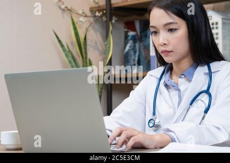 Eine asiatische Frauen Arzt bei der Arbeit. Stockfoto