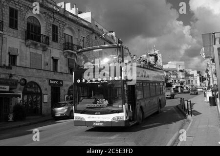 Malta Insel: eine Sightseeing Tour mit einem Trainer der Fahrt durch die Hauptstadt Valetta Stockfoto