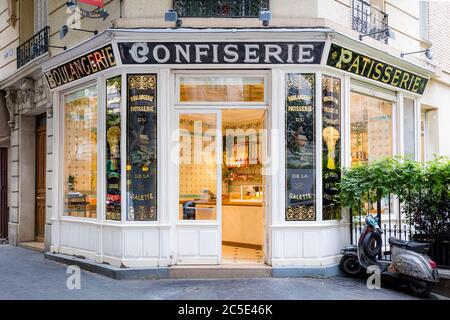 Traditionelle Eckkonditorei, Montmartre, Paris, Frankreich Stockfoto