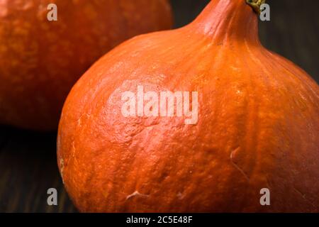 Halloween-Urlaub Hintergrund mit Nahaufnahme Kürbisse auf einem dunklen Holztisch Stockfoto