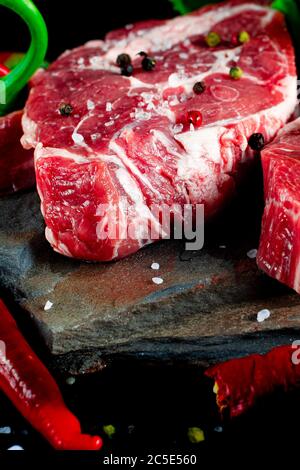 Speisset für ein Picknick. Zwei frische, rohe Ribeye-Steaks Stockfoto