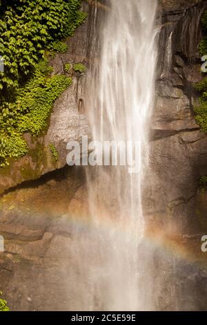 Regenbogen über dem Sekumpul Wasserfall in Bali Stockfoto