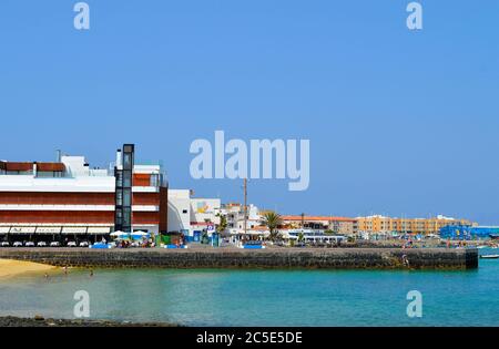 Touristen am Strand von Corralejo auf Fuerteventura, eine der Kanarischen Inseln Stockfoto