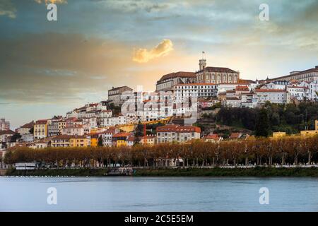 Coimbra Stadtbild mit Mondego Fluss bei Sonnenuntergang, Portugal Stockfoto