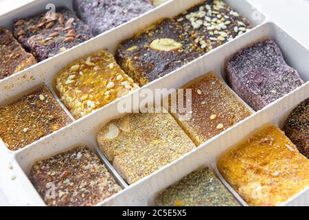 Arabische Süßigkeiten in der Verpackung. Mittelöstliche Dessertspeise aus natürlichen Früchten. Verschiedene türkische Süßigkeiten. Set von orientalischen Öko Süßigkeiten. Stockfoto