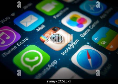 Moskau - 11. März 2019: Instagram-Logo auf dem iPhone-Bildschirm Nahaufnahme. Anwendung Symbol von Instagram Social Media auf Smartphone, Makroansicht. Instagram und Stockfoto