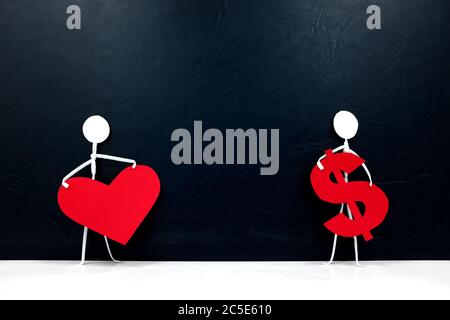 Menschliche Strichmännchen mit einer roten Herzform und einem Dollarzeichen. Geld gegen Liebe, Familie oder Karriere und Gesundheit über Wirtschaft Konzept. Stockfoto