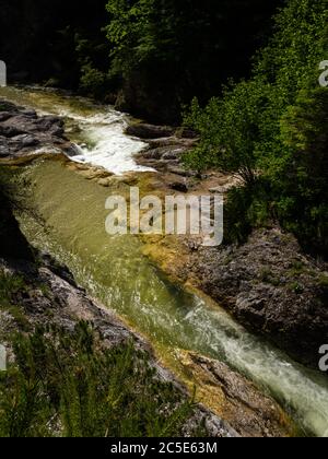 Fluss in der Oetschergräben-Schlucht in Österreich an einem sonnigen Tag im Frühling. Die Überquerung des Oetschergräben ist eine der beliebtesten Wandertouren Stockfoto