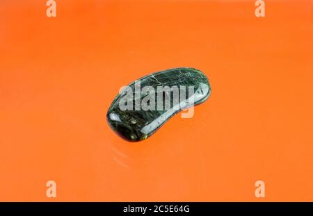 Ein schöner Apatit aus brasilien mit einer porösen Oberfläche Stockfoto