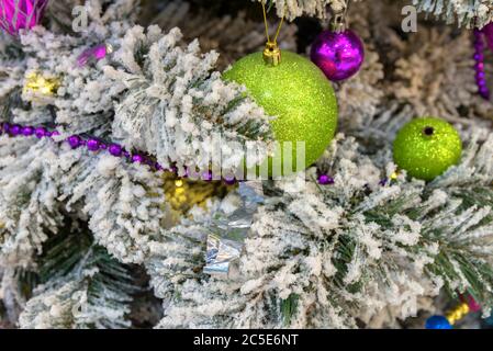 Weihnachten und Neujahr Weihnachtsdekoration Hintergrund. Detail von Weihnachtsbaum mit festlichen Kugeln und Ornamenten. Schöne Karte von Weihnachten Thema. S Stockfoto