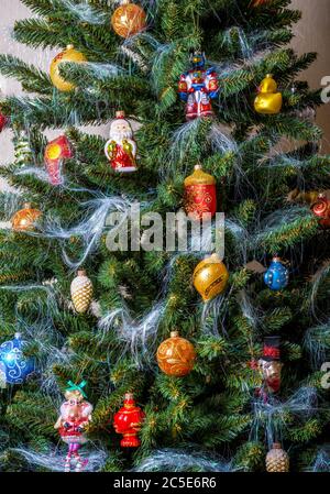 Frohe Weihnachten und ein glückliches neues Jahr. Weihnachtsbaumschmuck. Stockfoto