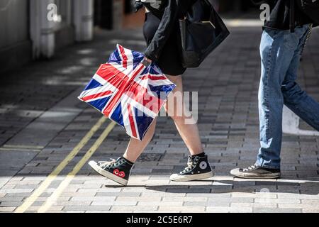 Covent Garden, London, Großbritannien, 2. Juli 2020. Shopper out Making the most of the Sales and High reductions in Covent Garden, London, UK 02.Juli 2020 Covent Garden, London, UK Credit: Clickpics/Alamy Live News Stockfoto