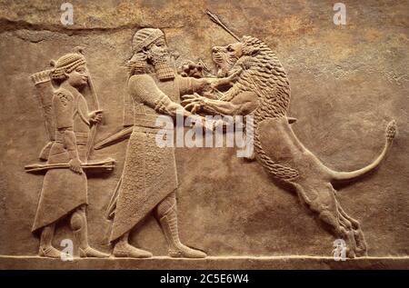 Assyrisches Wandrelief, Detail des Panoramas mit königlicher Löwenjagd. Alte Schnitzerei aus der Geschichte des Nahen Ostens. Überreste der Kultur Mesopotamiens alten civ Stockfoto