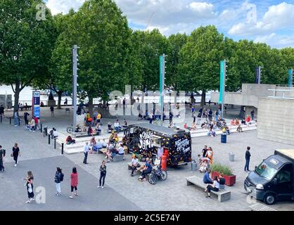 Foto muss gutgeschrieben werden ©Alpha Press 066465 066465 21/06/2020 an einem sonnigen Tag vor dem National Theatre auf der Southbank in London versammeln sich Menschen während der Covid-19 Pandemie. Stockfoto