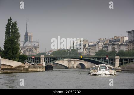 Blick flussaufwärts auf die seine Richtung Notre Dame Stockfoto