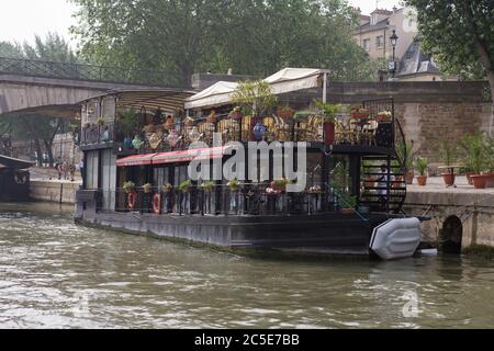 Restaurant auf einem alten Boot am linken seine-Ufer Stockfoto