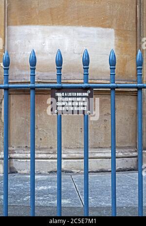 Ein Warnschild, das vor der Freimaurerhalle in Bristol, Großbritannien, vor dem Geländer Fahrräder anschnallen soll Stockfoto