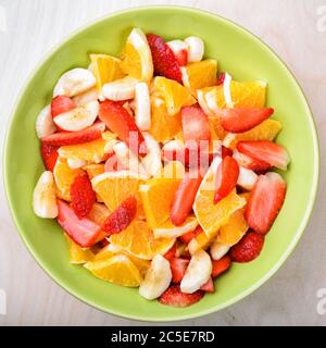 Obstsalat mit Erdbeeren, Orangen und Bananen Stockfoto