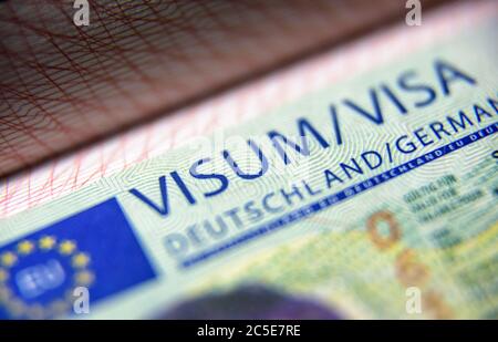 Visa-Stempel in Passnähe. Deutsches Besuchervisum bei der Grenzkontrolle. Makroansicht des Schengen-Visums für Tourismus und Reisen in der EU. Dokument für Multipl Stockfoto