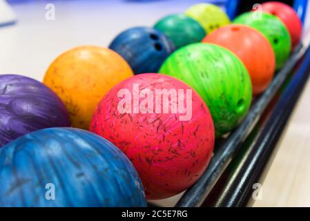 Bunte Bowling-Kugeln in der Rücklaufmaschine Stockfoto