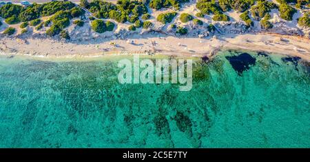 Punta Prosciutto ist ein wunderschöner Küstenabschnitt des Salento, Teil der Gemeinde Porto Cesareo, Region Apulien, Süditalien. Langer Strand Stockfoto