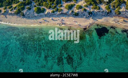 Punta Prosciutto ist ein wunderschöner Küstenabschnitt des Salento, Teil der Gemeinde Porto Cesareo, Region Apulien, Süditalien. Langer Strand Stockfoto