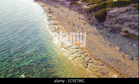 Punta Prosciutto ist ein wunderschöner Küstenabschnitt des Salento, Teil der Gemeinde Porto Cesareo, Region Apulien, Süditalien. Langer Strand Stockfoto