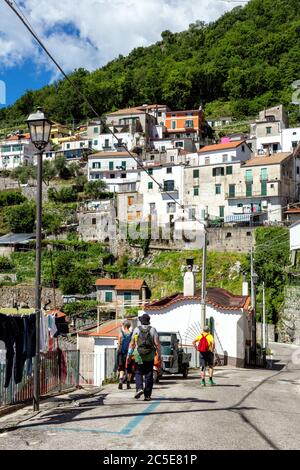 Ravello, Italien - die Trekking-Route von Scala nach Ravello in Amalfi Küste ist sowohl Experten und Anfänger gewidmet: Etwa 10 km Wege zwischen den Stockfoto