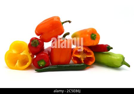 Zusammensetzung von mehreren Paprika und ihre Hälften in verschiedenen Farben auf einem hellen Hintergrund. Naturprodukt. Natürliche Farbe. Nahaufnahme. Stockfoto