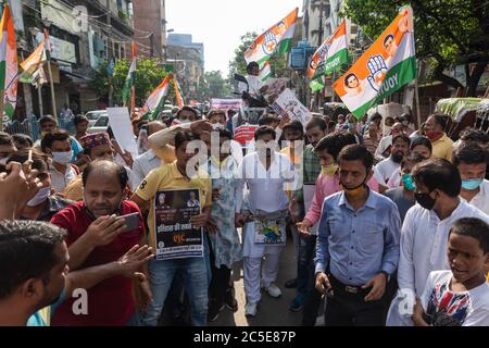 Indien. Juli 2020. Protest des West Bengal Pradesh Youth Congress Committee für den steilen Anstieg der Treibstoff ( Benzin & Diesel) Preis in ganz Indien geführt. (Foto von Avimanyu Banerjee/Pacific Press) Quelle: Pacific Press Agency/Alamy Live News Stockfoto