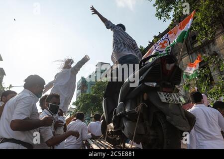 Indien. Juli 2020. Protest des West Bengal Pradesh Youth Congress Committee für den steilen Anstieg der Treibstoff ( Benzin & Diesel) Preis in ganz Indien geführt. (Foto von Avimanyu Banerjee/Pacific Press) Quelle: Pacific Press Agency/Alamy Live News Stockfoto