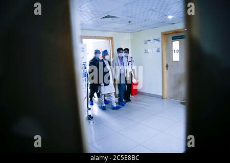 Lalitpur, Nepal. Juli 2020. Premierminister KP Sharma Oli geht ins Krankenhaus, um die Sozialaktivisten IIH und Pukar Bam zu besuchen, nachdem sie am 7. Tag ihres Hungerstreiks, der bis zu ihrem Tod faste, nach gesundheitlichen Komplikationen im Krankenhaus eingeliefert wurden, um gegen die Unfähigkeit der Regierung im Umgang mit der Coronavirus-Pandemie in Kathmandu, Nepal, zu protestieren. Juli 2020. Kredit: Skanda Gautam/ZUMA Wire/Alamy Live Nachrichten Stockfoto