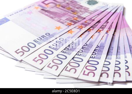 500 Euro Geldscheine isoliert auf weißem Hintergrund. 500 Banknoten der Währung der Europäischen Union. Stapel von Euro-Geld-Cash-Nahaufnahme. Konzept von Stockfoto