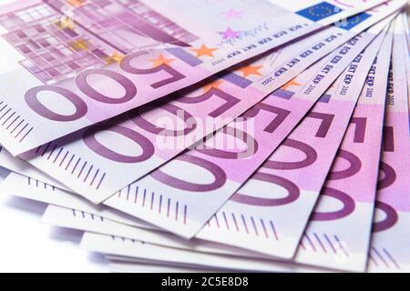 500 Euro Geldscheine wie ein Ventilator isoliert auf weißem Hintergrund. 500 Banknoten der Währung der Europäischen Union. Stapel von Euro-Geld-Cash-Nahaufnahme. Stockfoto