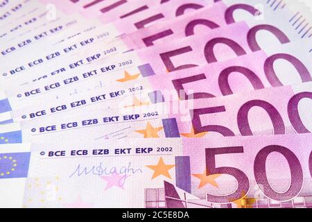 500 Euro Geldscheine wie ein Fan. 500 Wechsel der Währung der Europäischen Union. Stapel von Euro-Geld-Cash-Nahaufnahme. Konzept von Bank, Aktien und Vermögen. Stockfoto