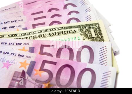 500 Euro Geldscheine versus 1 Dollar isoliert auf einem weißen. 500 Banknoten der Europäischen Union gegen amerikanische Währung. Fan mit Geldautomaten Stockfoto