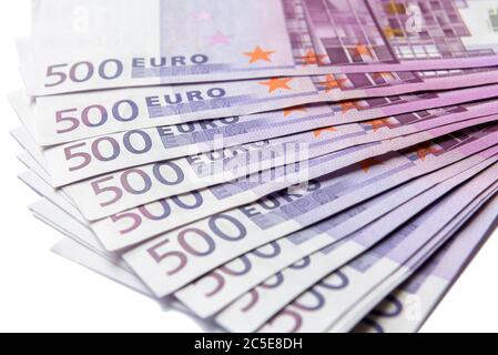 500 Euro Geldscheine isoliert auf weißem Hintergrund. 500 Banknoten der Währung der Europäischen Union. Stapel von Euro-Geld-Cash-Nahaufnahme. Konzept von Stockfoto