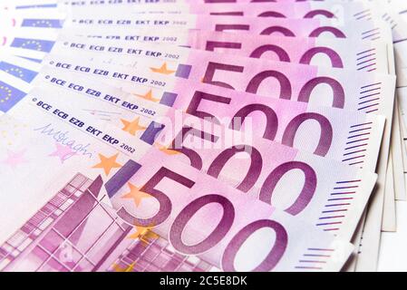 500 Euro Geldscheine wie ein Fan. 500 Wechsel der Währung der Europäischen Union. Stapel von Euro-Geld-Cash-Nahaufnahme. Konzept von Bank, Aktien und Vermögen. Stockfoto