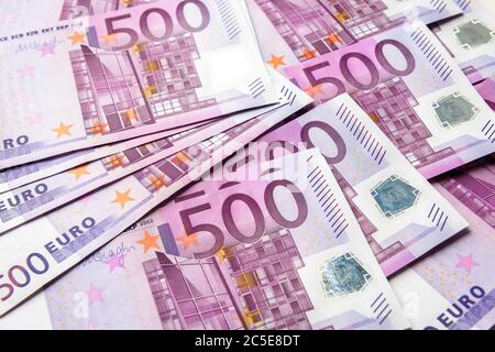 500 Euro Geldscheine Hintergrund. 500 Banknoten der Währung der Europäischen Union. Stapel von Euro-Geld-Cash-Nahaufnahme. Konzept von Bank, Stock und Weal Stockfoto