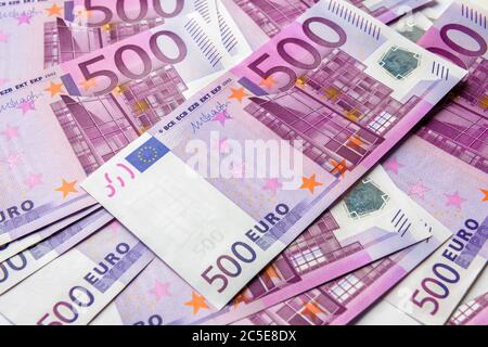 500 Euro Geldscheine Hintergrund. 500 Banknoten der Währung der Europäischen Union. Stapel von Euro-Geld-Cash-Nahaufnahme. Draufsicht auf viele Banknoten. Nachteile Stockfoto