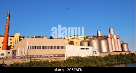 Smokestacks einer verlassenen Pasta-Fabrik in Imperia Italien Stockfoto