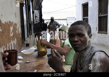 Kenia: Straße - Arbeitnehmer mit einem Kaffee-Pause in den Straßen von Mombasa Stockfoto