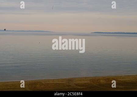See Wellen zum Sandstrand, Serene Strand goldenen Sand, Traverse City Bay, einsamer Strand, Serene See, Serene See Wellen zum Ufer, Serene ruhigen See Stockfoto