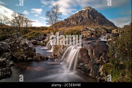 Buachaille Etive Mor mit River Coupall Wasserfällen im Vordergrund (1a) Stockfoto