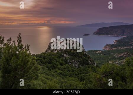 Sonnenuntergang über den Ruinen der Monolithos Burg auf der griechischen Insel Rhodos Stockfoto