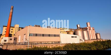 Smokestacks einer verlassenen Pasta-Fabrik in Imperia Italien Stockfoto